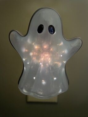 Bath & Body Works White Glowing Ghost Plug-In Nightlight wall diffuser